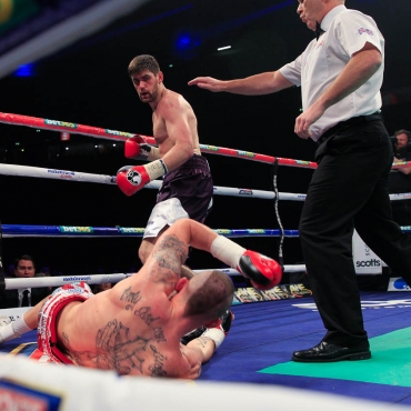 23-11-13PHONES4U ARENA, MANCHESTER.PIC;LAWRENCE LUSTIGCommonwealth Super Middleweight ChampionshipROCKY FIELDING v LUKE BLACKLEDGEFielding puts Blackledge down in the 1st rd and referee stops the fight