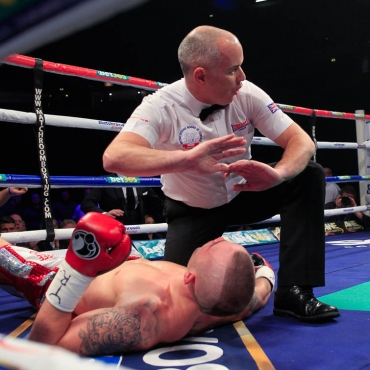 23-11-13PHONES4U ARENA, MANCHESTER.PIC;LAWRENCE LUSTIGCommonwealth Super Middleweight ChampionshipROCKY FIELDING v LUKE BLACKLEDGEFielding puts Blackledge down in the 1st rd and referee stops the fight